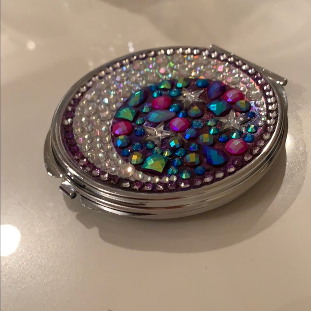 compact mirror with Rhyn stones
